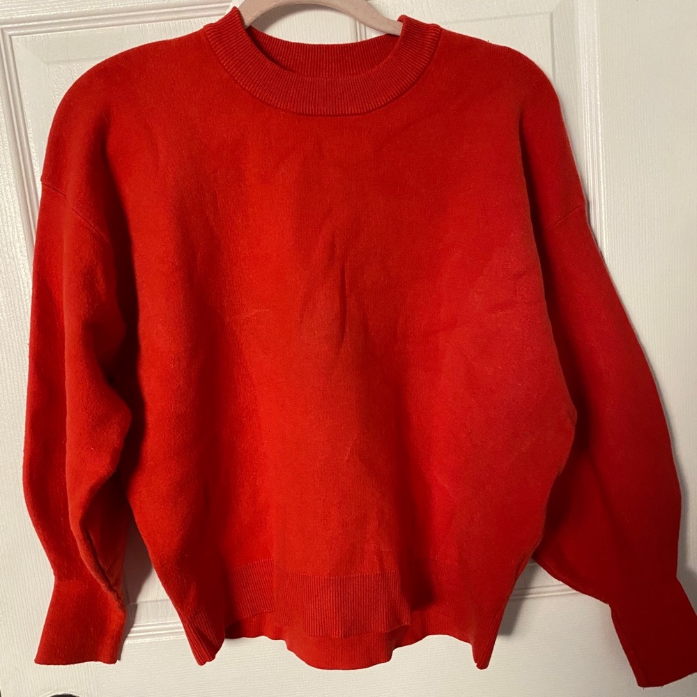 Crew neck with bubble sleeves.